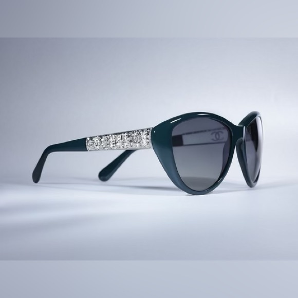 Chanel Interlocking CC Cat-eye Sunglasses - Picture 2 of 3